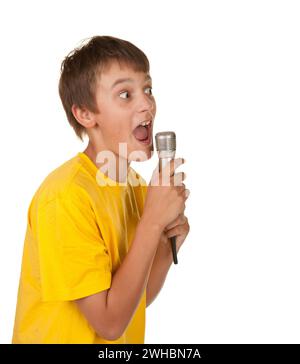Ragazzo con microfono sul bianco Foto Stock