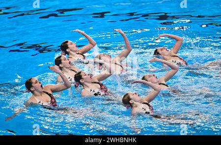 Doha, Qatar. 9 febbraio 2024. Il Team Israel si esibisce durante la finale della squadra libera dal nuoto artistico ai Campionati mondiali di nuoto a Doha, Qatar, 9 febbraio 2024. Crediti: Xia Yifang/Xinhua/Alamy Live News Foto Stock