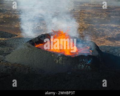 Fantastica foto da vicino di lava bollente all'interno di un cratere vulcanico, vista aerea. Incredibile concetto di fenomeni naturali. Foto Stock