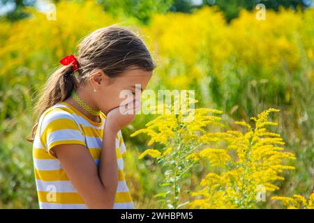 Un bambino è allergico alla fioritura di alghe nel parco. Messa a fuoco selettiva. Foto Stock