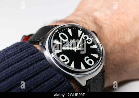 San Pietroburgo, Russia - 22 novembre 2023: Raketa Big Zero Black 0296, uomini guardano al polso maschile, design orologio dell'era sovietica. Prodotto da Raketa Watch Foto Stock