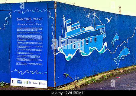 Glasgow, Scozia, Regno Unito. 9 febbraio 2024. Il lungofiume nuvoloso e l'onda danzante il murale più lungo della città celebra il patrimonio del fiume clyde e corre lungo la sua riva illustrando i suoi siti e la storia dove il nuovo ponte per govan viene costruito accanto al museo e alla nave clipper Glenlee mentre la più recente nave da guerra della marina la hms glasgow è in fase di costruzione sull'altra sponda dalla bae systems. Credit Gerard Ferry/Alamy Live News Foto Stock