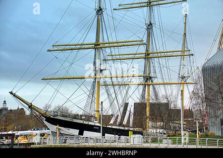 Glasgow, Scozia, Regno Unito. 9 febbraio 2024. Il progetto del ponte Govan-Partick include la costruzione di un nuovo ponte pedonale/ciclabile sul fiume Clyde Cloudy e Dancing WAVE il murale più lungo della città celebra il patrimonio del fiume clyde e corre lungo la sua riva illustrando i suoi siti e la storia dove il nuovo ponte per govan e' in costruzione accanto al museo e alla nave clipper glenlee, mentre la piu' recente nave da guerra della marina hms glasgow e' in costruzione sull'altra sponda dalla bae systems. Credit Gerard Ferry/Alamy Live News Foto Stock