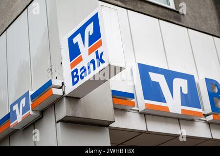 Berlino, Germania. 9 febbraio 2024. Il logo di una filiale della Volksbank. Crediti: Fabian Sommer/dpa/Alamy Live News Foto Stock