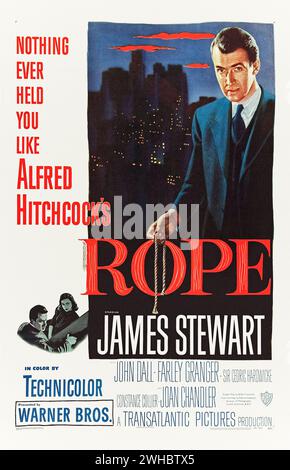 Rope (1948) diretto da Alfred Hitchcock e interpretato da James Stewart, John Dall e Farley Granger. Due uomini cercano di dimostrare di aver commesso il crimine perfetto organizzando una cena dopo aver strangolato a morte il loro ex compagno di classe. Fotografia di un poster originale completamente restaurato con retro in lino da 1948 US a un foglio. ***SOLO PER USO EDITORIALE*** credito: BFA / Collezione privata / Warner Bros Foto Stock