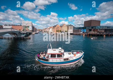 Gruppo di persone disordinate che fanno un tour in barca sui canali Copengagen vicino a Nyhavn Foto Stock