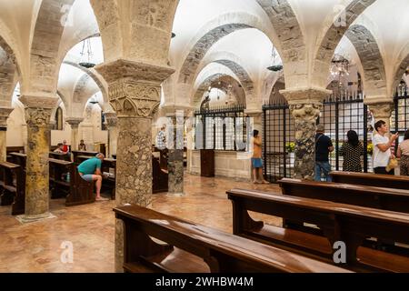 Interno della basilica di San Nicola, Bari, regione Puglia (Apuleia), Italia meridionale, Europa, 17 settembre 2022 Foto Stock