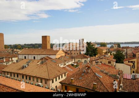 Vista dall'alto dalla torre dell'orologio di Mantova, Lombardia, Italia Foto Stock