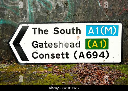 Newcastle Regno Unito: 28 gennaio 2023: Un segnale stradale caduto in tempesta. Autostrada A1 direzione sud Gateshead Consett A694 Foto Stock