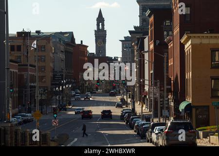 Una vista su Main Street a Worcester, Massachusetts, USA, la seconda città più grande del New England. Foto Stock