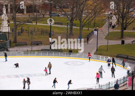 Pista di pattinaggio su ghiaccio Worcester Common a Worcester, Massachusetts, USA, la seconda città più grande del New England. Foto Stock