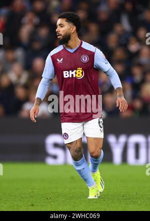 Douglas Luiz dell'Aston Villa durante il quarto turno di rigiocata della Coppa d'Emirati Arabi tra l'Aston Villa e il Chelsea a Villa Park. Foto Stock