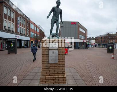 Hanley. Statua di Sir Stanley Matthews. Centro città Stoke a Trent Staffordshire Inghilterra GB Regno Unito UE Europa immagine: Garyroberts/Worldwide Feature Foto Stock