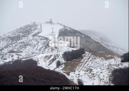 Limone Piemonte (Cuneo), Italia. 9 febbraio 2024. Nelle ultime settimane la totale assenza di nevicate nelle Alpi marittime, al confine tra Italia e Francia, ha provocato una grave crisi idrica per il settore turistico legato agli sport invernali. Le stazioni sciistiche della provincia di Cuneo hanno quindi assistito a un drastico calo delle presenze turistiche sulle loro piste. Inoltre, temperature eccessivamente elevate non consentono l'uso di cannoni per la neve artificiale. Crediti: Luca Prestia / Alamy Live News Foto Stock