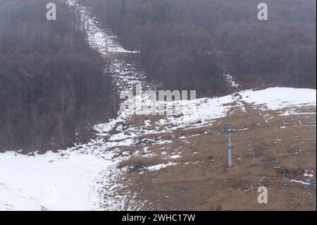 Limone Piemonte (Cuneo), Italia. 9 febbraio 2024. Nelle ultime settimane la totale assenza di nevicate nelle Alpi marittime, al confine tra Italia e Francia, ha provocato una grave crisi idrica per il settore turistico legato agli sport invernali. Le stazioni sciistiche della provincia di Cuneo hanno quindi assistito a un drastico calo delle presenze turistiche sulle loro piste. Inoltre, temperature eccessivamente elevate non consentono l'uso di cannoni per la neve artificiale. Crediti: Luca Prestia / Alamy Live News Foto Stock