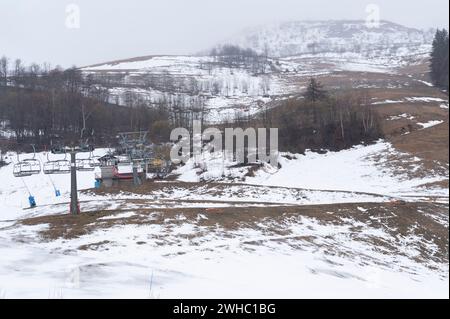 Limone Piemonte (Cuneo), Italia. 9 febbraio 2024. Nelle ultime settimane la totale assenza di nevicate nelle Alpi marittime, al confine tra Italia e Francia, ha provocato una grave crisi idrica per il settore turistico legato agli sport invernali. Le stazioni sciistiche della provincia di Cuneo hanno quindi assistito a un drastico calo delle presenze turistiche sulle loro piste. Inoltre, temperature eccessivamente elevate non consentono l'uso di cannoni per la neve artificiale. Crediti: Luca Prestia / Alamy Live News Foto Stock