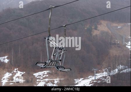 Limone Piemonte (Cuneo), Italia. 9 febbraio 2024. Nelle ultime settimane la totale assenza di nevicate nelle Alpi marittime, al confine tra Italia e Francia, ha provocato una grave crisi idrica per il settore turistico legato agli sport invernali. Le stazioni sciistiche della provincia di Cuneo hanno quindi assistito a un drastico calo delle presenze turistiche sulle loro piste. Inoltre, temperature eccessivamente elevate non consentono l'uso di cannoni per la neve artificiale. Crediti: Luca Prestia / Alamy Live News Foto Stock