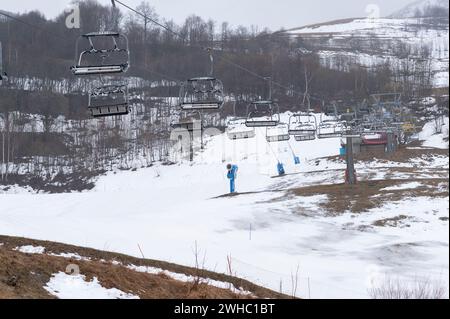 Limone Piemonte (Cuneo), Italia. 9 febbraio 2024. Nelle ultime settimane la totale assenza di nevicate nelle Alpi marittime, al confine tra Italia e Francia, ha provocato una grave crisi idrica per il settore turistico legato agli sport invernali. Le stazioni sciistiche della provincia di Cuneo hanno quindi assistito a un drastico calo delle presenze turistiche sulle loro piste. Inoltre, temperature eccessivamente elevate non consentono l'uso di cannoni per la neve artificiale. Crediti: Luca Prestia / Alamy Live News Foto Stock