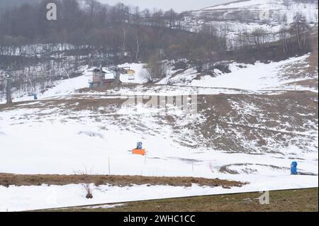 Limone Piemonte (Cuneo), Italia. 9 febbraio 2024. Nelle ultime settimane la totale assenza di nevicate nelle Alpi marittime, al confine tra Italia e Francia, ha provocato una grave crisi idrica per il settore turistico legato agli sport invernali. Le stazioni sciistiche della provincia di Cuneo hanno quindi assistito a un drastico calo delle presenze turistiche sulle loro piste. Inoltre, temperature eccessivamente elevate non consentono l'uso di cannoni per la neve artificiale. Crediti: Luca Prestia / Alamy Live News Foto Stock