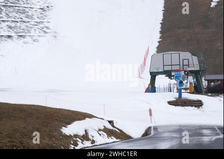 Limone Piemonte (Cuneo), Italia. 9 febbraio 2024. Nelle ultime settimane la totale assenza di nevicate nelle Alpi marittime, al confine tra Italia e Francia, ha provocato una grave crisi idrica per il settore turistico legato agli sport invernali. Le stazioni sciistiche della provincia di Cuneo hanno quindi assistito a un drastico calo delle presenze turistiche sulle loro piste. Inoltre, temperature eccessivamente elevate non consentono l'uso di cannoni per la neve artificiale. Crediti: Luca Prestia / Alamy Live News Foto Stock