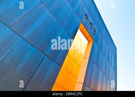 Ingresso formale al Bronze West Gate all'aperto Oklahoma City National Memorial, dedicato alle vittime dell'attentato al Federal Building del 19 aprile 1995 Foto Stock