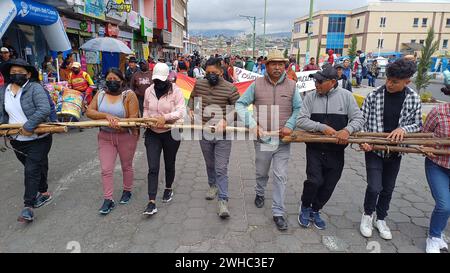 MARCHA-INDIGENA-CONTRA-INSEGURIDAD-TLC Latacunga, viernes 9vde febrero del 2024 Marcha indigena en contra de la inseguridad y del Tratado de Libre Comercio con China. Foto:Rolando Enriquez/API Latacunga Cotopaxi Ecuador POL-MARCHA-INDIGENA-CONTRA-INSEGURIDAD-TLC-54e41e7b77821b4d0b84518fe1d879cc *** MARCIA INDIGENA CONTRO l'INSICUREZZA FTA Latacunga, venerdì 9 febbraio 2024 marcia INDIGENA CONTRO l'INSICUREZZA e l'accordo di libero scambio con la Cina foto Foto Stock