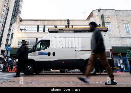 La polizia metropolitana dispiega l'uso della tecnologia di riconoscimento facciale dal vivo a Croydon, nel sud di Londra. Il MET utilizza la tecnologia per combattere il crimine e identificare i trasgressori, aiutando gli ufficiali a colpire coloro che sono ricercati per aver causato gravi violenze. Data foto: Venerdì 9 febbraio 2024. Foto Stock