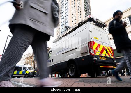 La polizia metropolitana dispiega l'uso della tecnologia di riconoscimento facciale dal vivo a Croydon, nel sud di Londra. Il MET utilizza la tecnologia per combattere il crimine e identificare i trasgressori, aiutando gli ufficiali a colpire coloro che sono ricercati per aver causato gravi violenze. Data foto: Venerdì 9 febbraio 2024. Foto Stock