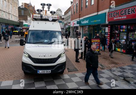 La polizia metropolitana dispiega l'uso della tecnologia di riconoscimento facciale dal vivo a Croydon, nel sud di Londra. Il MET utilizza la tecnologia per combattere il crimine e identificare i trasgressori, aiutando gli ufficiali a colpire coloro che sono ricercati per aver causato gravi violenze. Data foto: Venerdì 9 febbraio 2024. Foto Stock