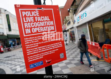 La polizia metropolitana dispiega l'uso della tecnologia di riconoscimento facciale dal vivo a Croydon, nel sud di Londra. Il MET utilizza la tecnologia per combattere il crimine e identificare i trasgressori, aiutando gli ufficiali a colpire coloro che sono ricercati per aver causato gravi violenze. Data foto: Venerdì 9 febbraio 2024. Foto Stock