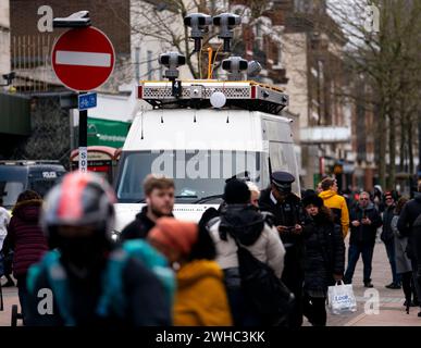 La polizia metropolitana dispiega l'uso della tecnologia di riconoscimento facciale dal vivo a Croydon, nel sud di Londra. Il MET utilizza la tecnologia per combattere il crimine e identificare i trasgressori, aiutando gli ufficiali a colpire coloro che sono ricercati per aver causato gravi violenze. Data foto: Venerdì 9 febbraio 2024. Foto Stock