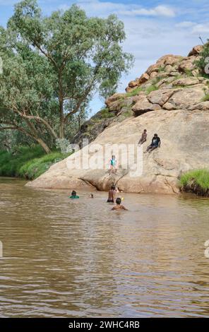 Nuotare nel fiume todd Foto Stock