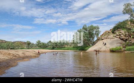 Nuotare nel fiume todd Foto Stock