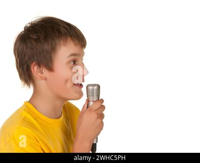 Ragazzo che parla con il microfono Foto Stock