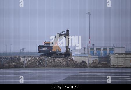 Berlino, Germania. 9 febbraio 2024. Mucchio di macerie dell'ex General Hotel demolito sul terreno dell'aeroporto di Berlino-Brandeburgo (BER) (foto scattata attraverso una recinzione metallica). A parte qualche mucchio di macerie dalla parte in superficie del vecchio Generalshotel sul sito dell'aeroporto BER, non c'è più niente da vedere. Crediti: Britta Pedersen/dpa/Alamy Live News Foto Stock