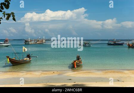 Barche a coda lunga alla spiaggia di Haad Salad sull'isola tailandese Koh Phangan nel golfo di Bangkok Foto Stock