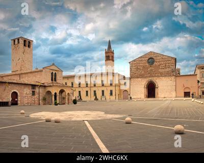 Italia Umbria Foligno Piazza San Domenico, auditorium della musica; chiesa di Santa Maria Infraportas Foto Stock