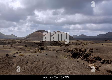 Paesaggio vulcanico con vista sulla Caldera de Los Cuervos, il Parco Nazionale Timanfaya, Lanzarote, le Isole Canarie, Spagna Foto Stock