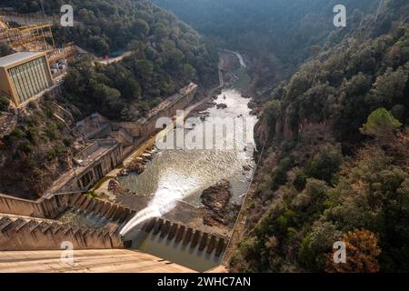 Scarico minimo di acqua nella diga di Panta de Sau con il 4% di acqua della sua capacità nella peggiore siccità della storia della Catalogna in Spagna Foto Stock