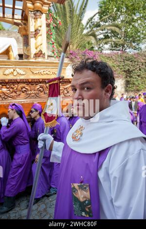 Antigua, Guatemala. Il leader della processione scambia un galleggiante (Anda) attraverso le strade di Antigua durante la settimana Santa, la Semana Santa. Foto Stock