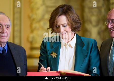 Valladolid. Spagna. 20240209, Sigourney Weaver partecipa a una fotochiamata come vincitore dell'International Goya Award 2024 durante il 38° Goya Awards al municipio il 9 febbraio 2024 a Valladolid, Spagna Foto Stock