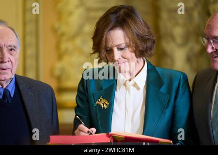 Valladolid. Spagna. 20240209, Sigourney Weaver partecipa a una fotochiamata come vincitore dell'International Goya Award 2024 durante il 38° Goya Awards al municipio il 9 febbraio 2024 a Valladolid, Spagna Foto Stock
