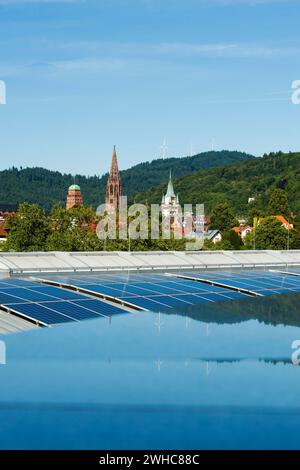 Vista sulla città, sistema fotovoltaico in primo piano, Friburgo in Brisgovia, Foresta Nera, Baden-Wuerttemberg, Germania Foto Stock