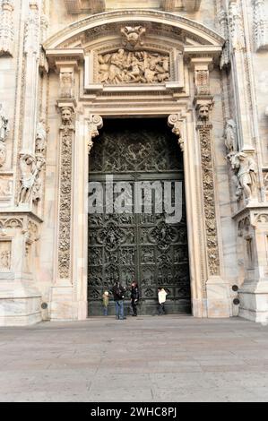 Ingresso, Duomo di Milano, inizio lavori 1386, completamento 1858, Milano, Milano, Lombardia, Italia Foto Stock