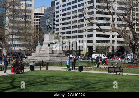 Farragut Square, Washington D.C. Statua di ammiraglio David Farragut nel centro. Foto Stock