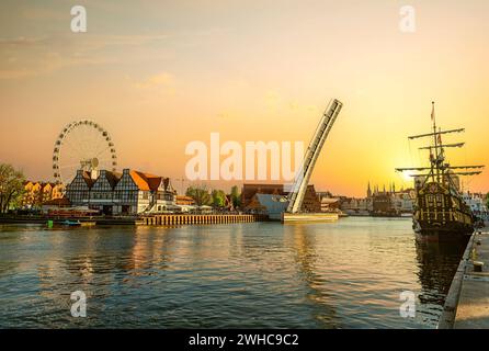 Panorama della città vecchia di Danzica e del fiume Motlawa con le navi, Polonia. Foto Stock