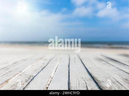 Veranda bianca in legno su una spiaggia di sabbia Foto Stock