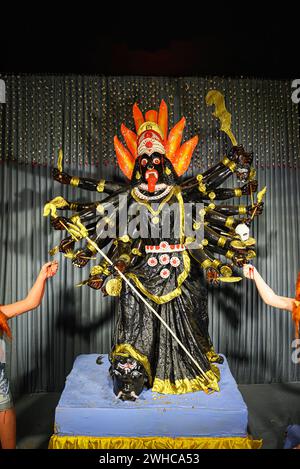 Idolo della dea Maa Kali in un puja pandal decorato a Calcutta, Bengala Occidentale, India. Kali puja, noto anche come Shyama Puja, è un famoso festival religioso Foto Stock