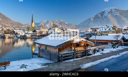 Vista invernale nevosa di Malerwinkel con le sue barche, la chiesa parrocchiale e Wallberg 1722 m, Rottach-Egern, Tegernsee, la valle del Tegernsee, le Alpi bavaresi, superiore Foto Stock