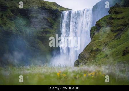 La famosa cascata di Skogarfoss nel sud dell'Islanda. Foto Stock